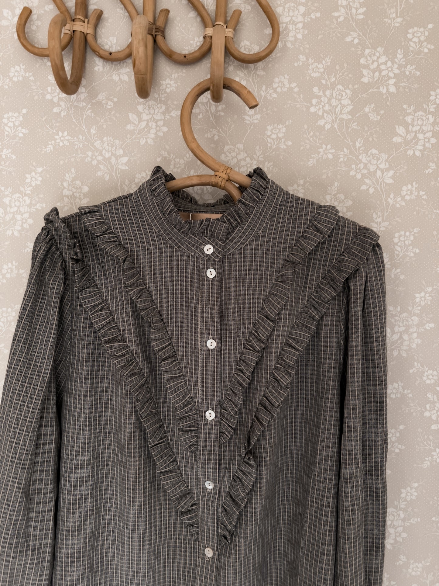 Stories from the atelier by cph | As A Hug - Black/cream