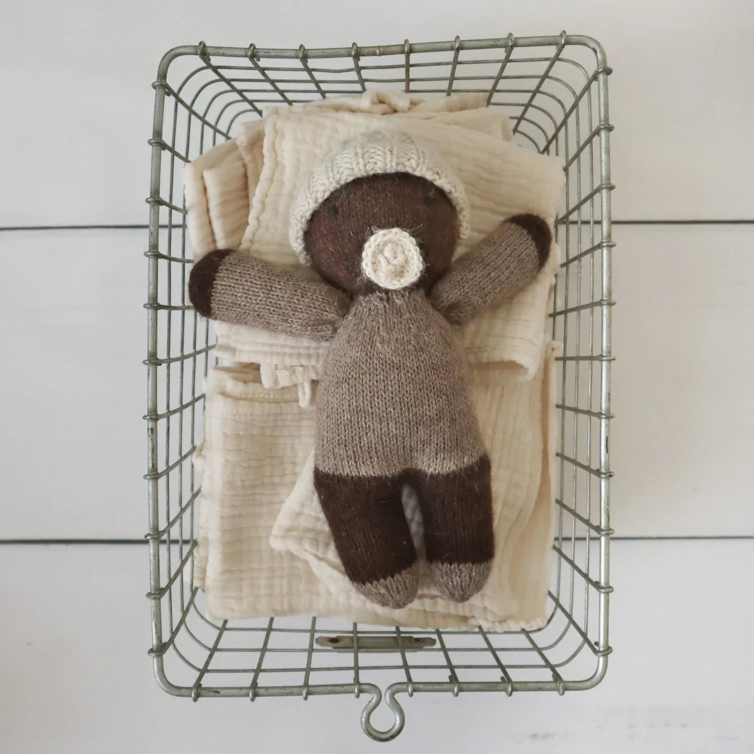 Abael | Strikket Babydukke - Cocoa