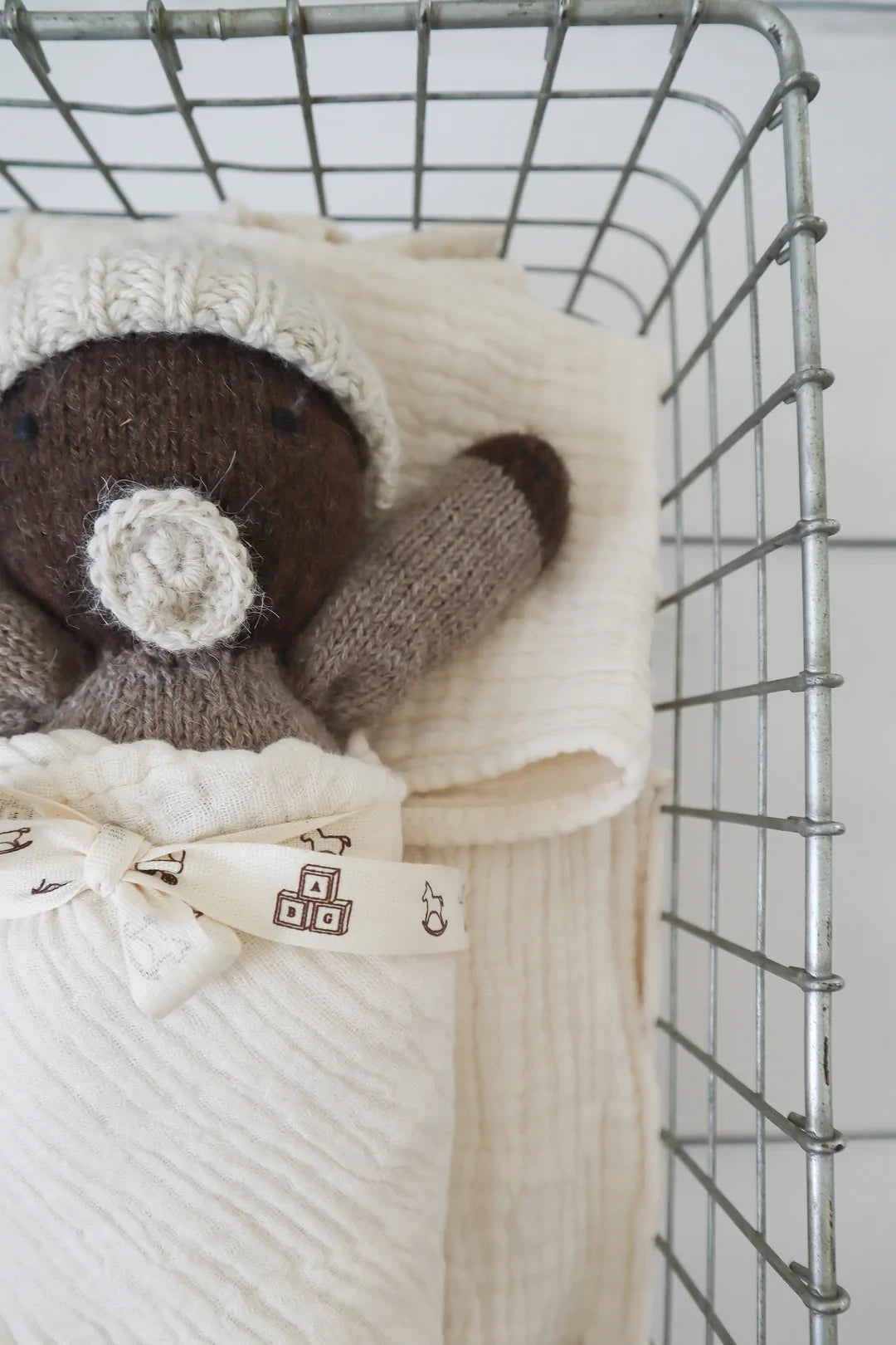 Abael | Strikket Babydukke - Cocoa