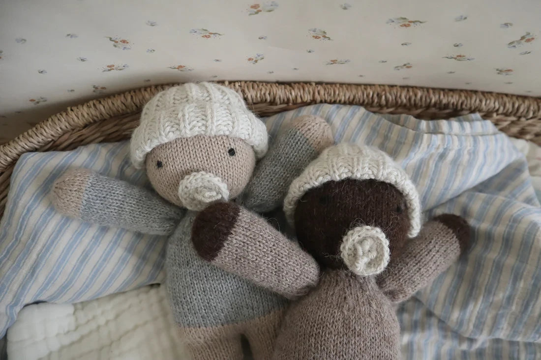 Abael | Strikket Babydukke - Cocoa