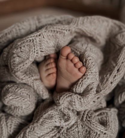 Anna b Official | Flora Strikket ullteppe - Beige Melange