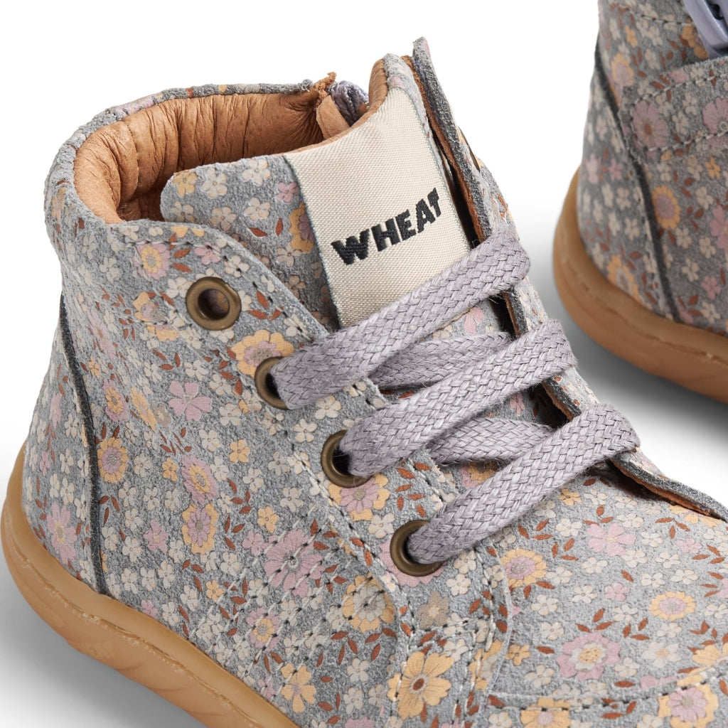 Wheat | Prewalker Barefoot sko - Slightly blue flowers