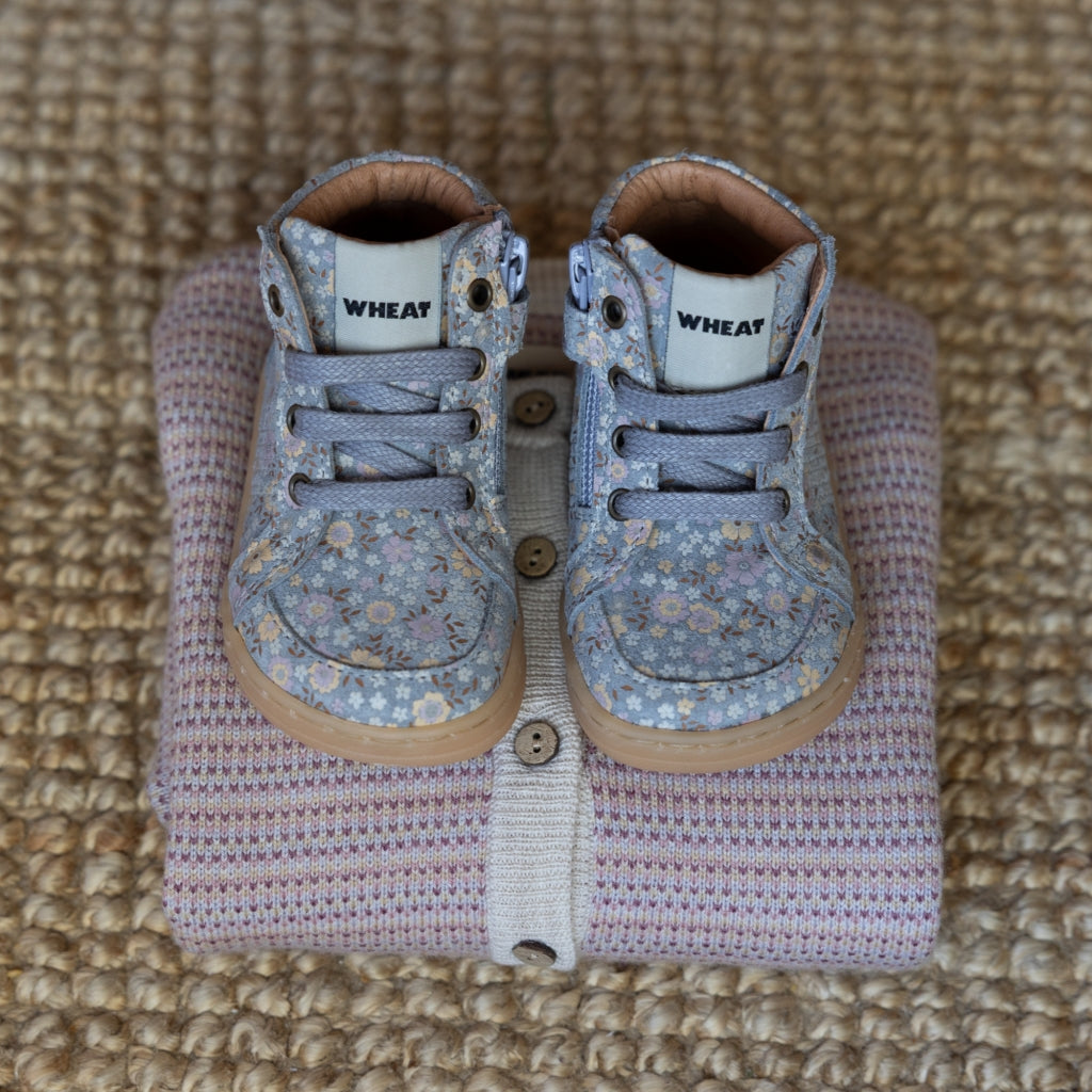 Wheat | Prewalker Barefoot sko - Slightly blue flowers