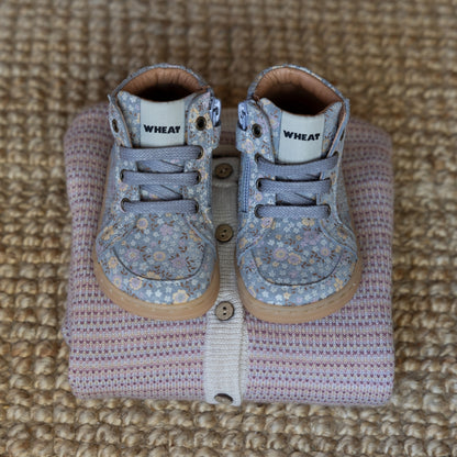Wheat | Prewalker Barefoot sko - Slightly blue flowers