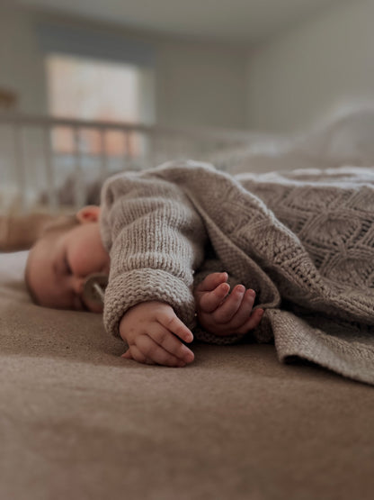 Anna b Official | Flora Strikket ullteppe - Beige Melange