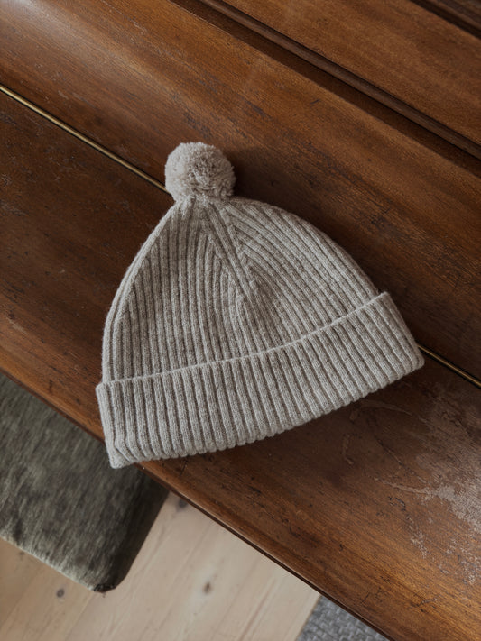 Anna b Official | Luna Strikket Lue i Merinoull - Beige Melange