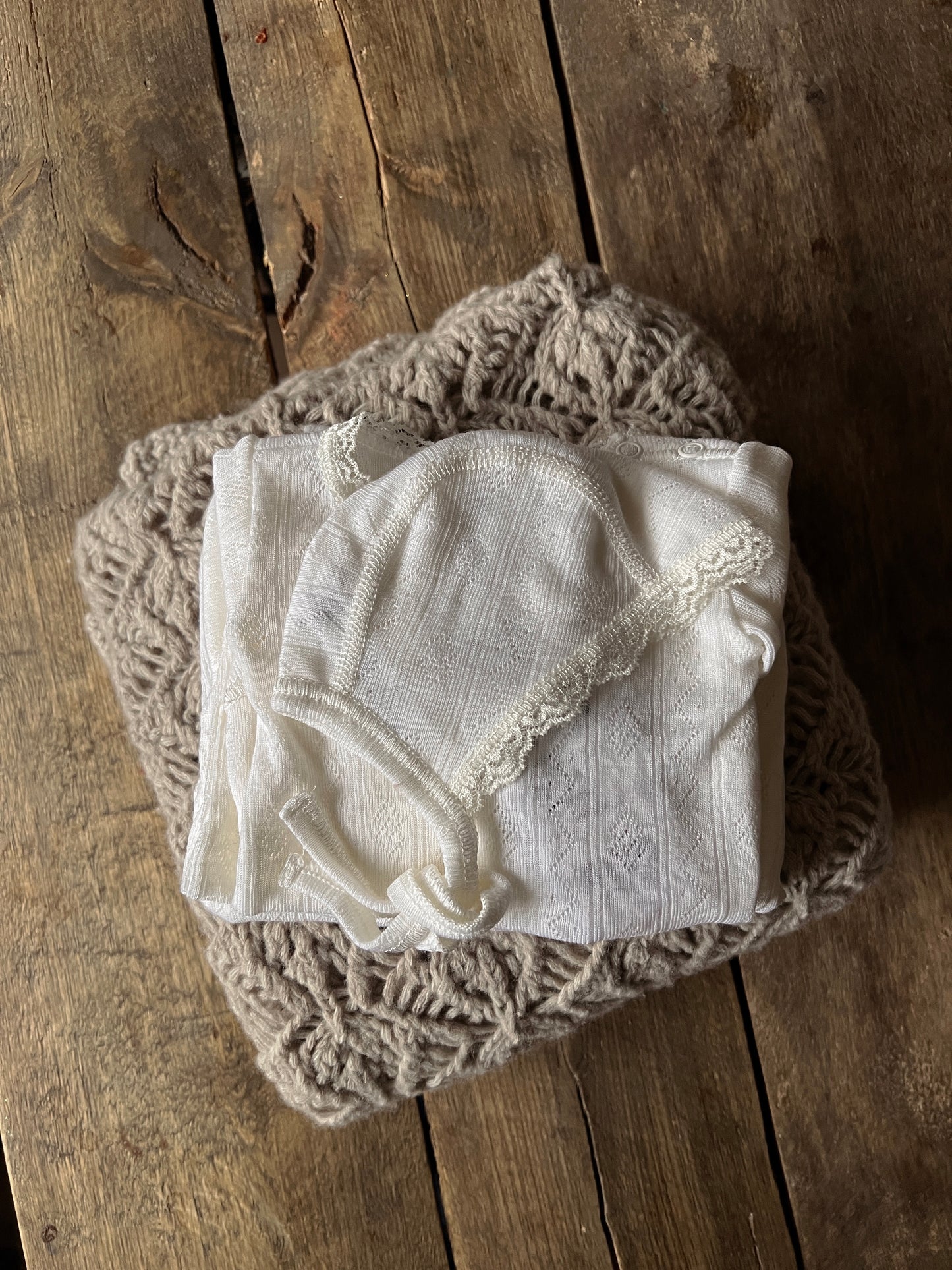 Anna b Official | Flora Strikket ullteppe - Beige Melange