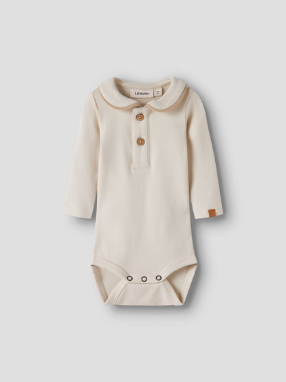 Lil Atelier Fundo slim body bestefarhals baby – Turtledove