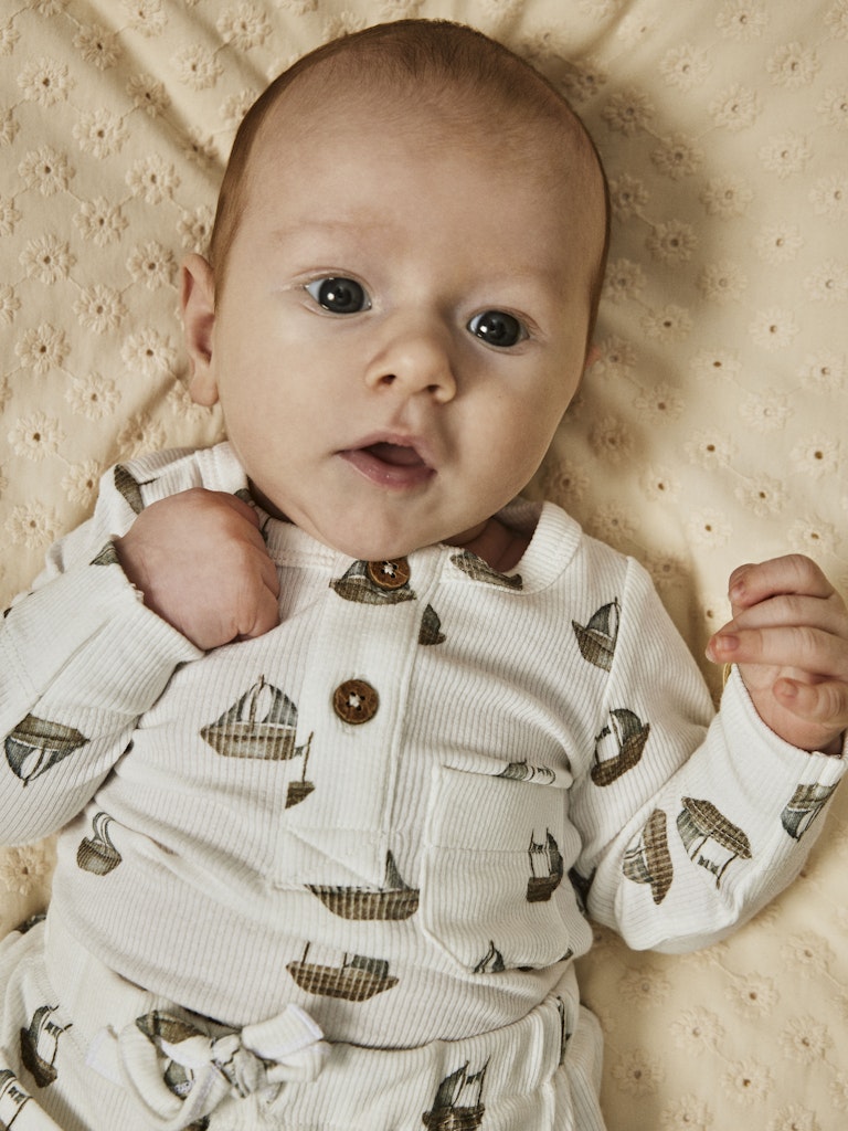 Lil Atelier Baby | Gavo bomulls body - Coconut Milk/Boat
