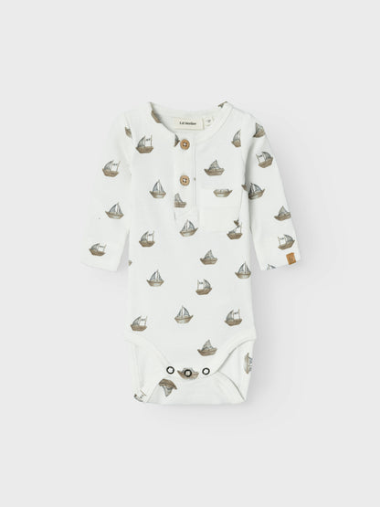 Lil Atelier Baby | Gavo bomulls body - Coconut Milk/Boat