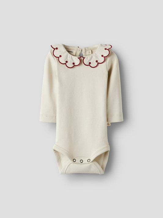 Lil Atelier Baby | Fundo Slim Body - Red Dahlia