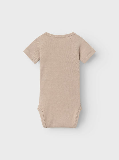 Lil Atelier Baby | Gago Slim Kortermet Body - Mocha Meringue