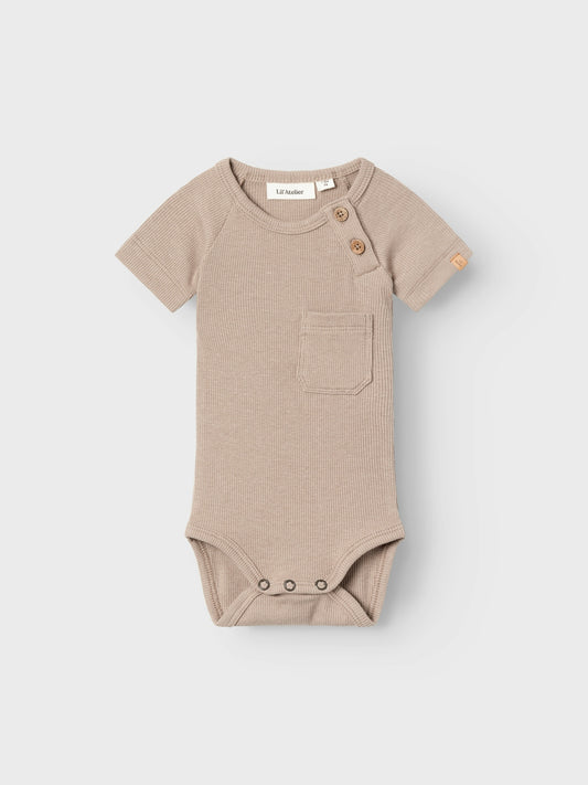 Lil Atelier Baby | Gago Slim Kortermet Body - Mocha Meringue