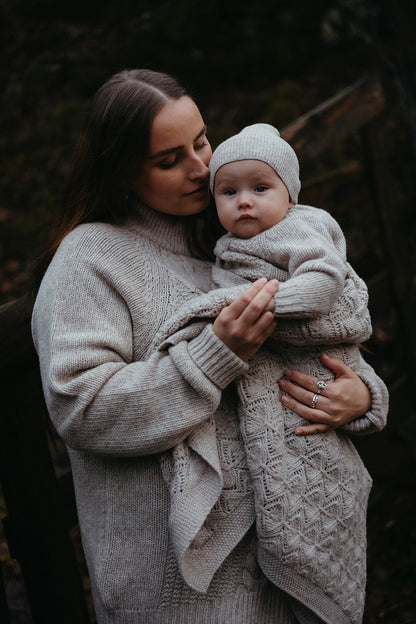 Anna b Official | Flora Strikket ullteppe - Beige Melange