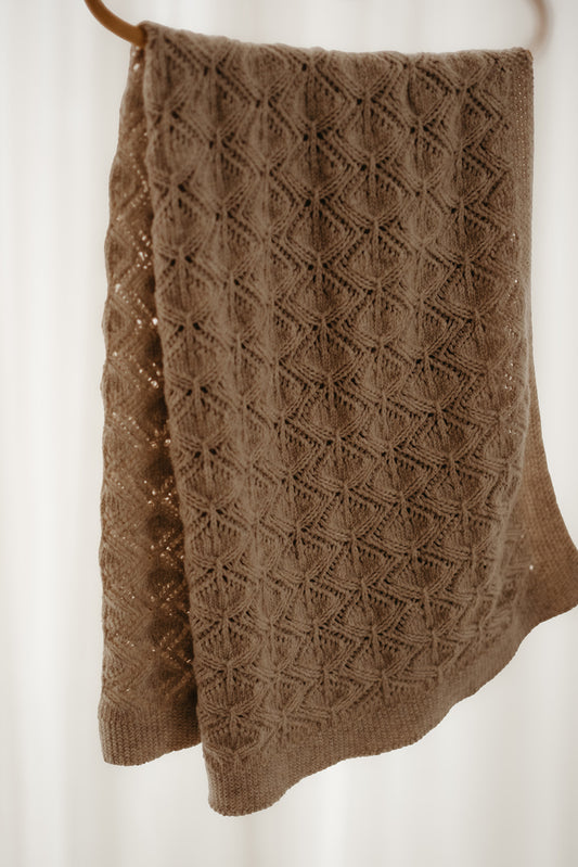 Anna b Official | Flora Strikket ullteppe - Beige Melange