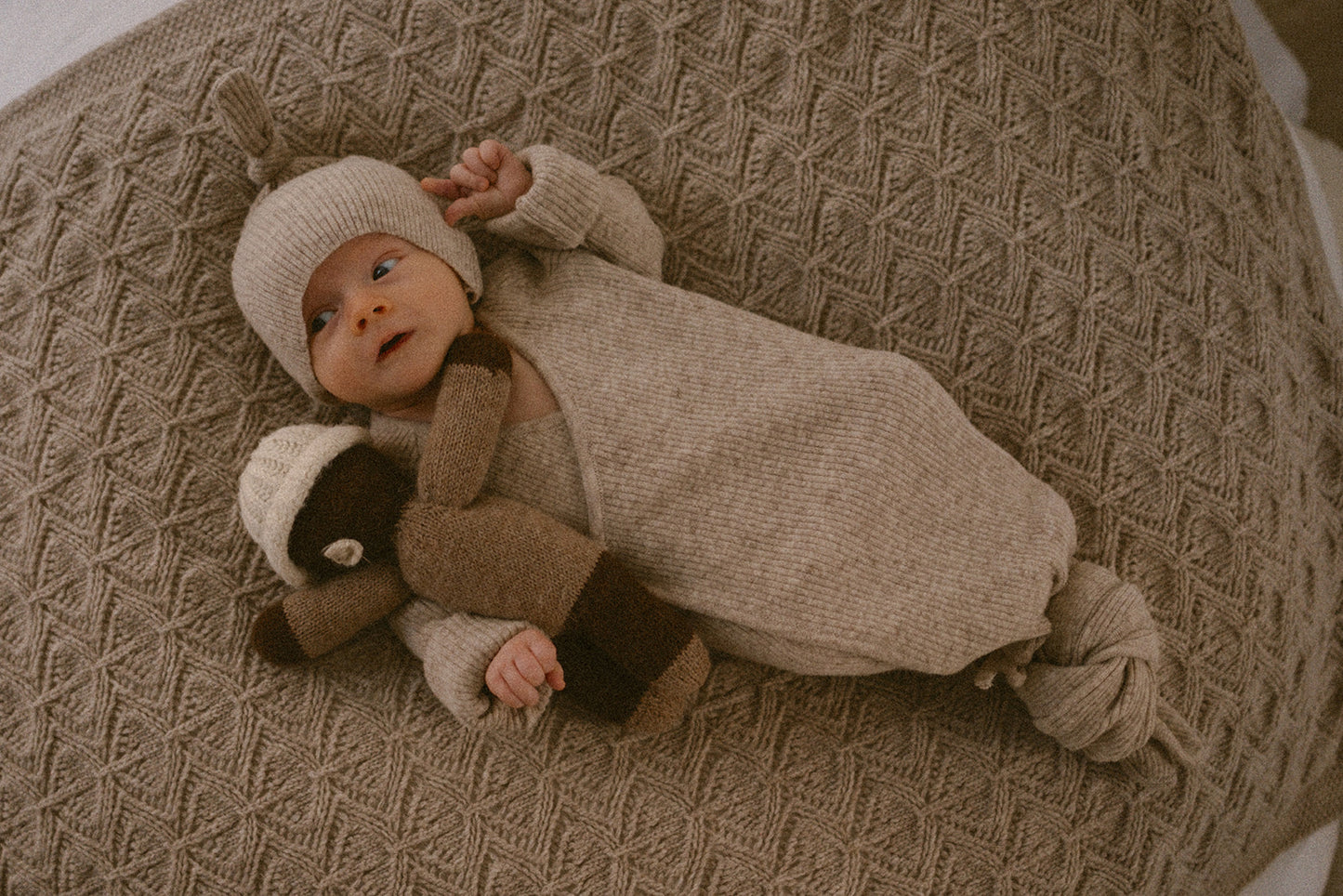 Anna b Official | Flora Strikket ullteppe - Beige Melange