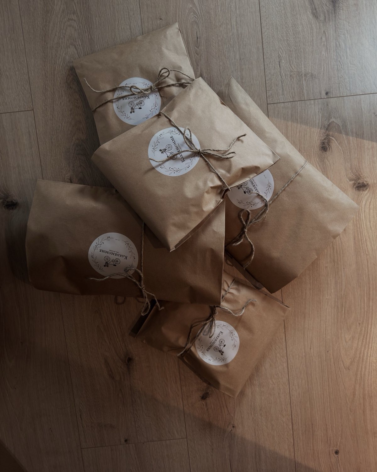 Kardemommepakker klare til sending, pakket for hånd i brunt papir med hyssing