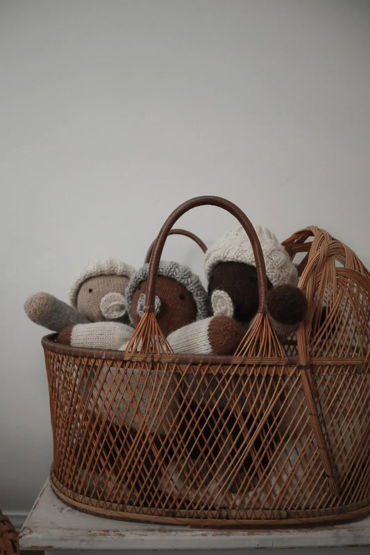 Strikket babydukke i alpakka – Cocoa | Abael